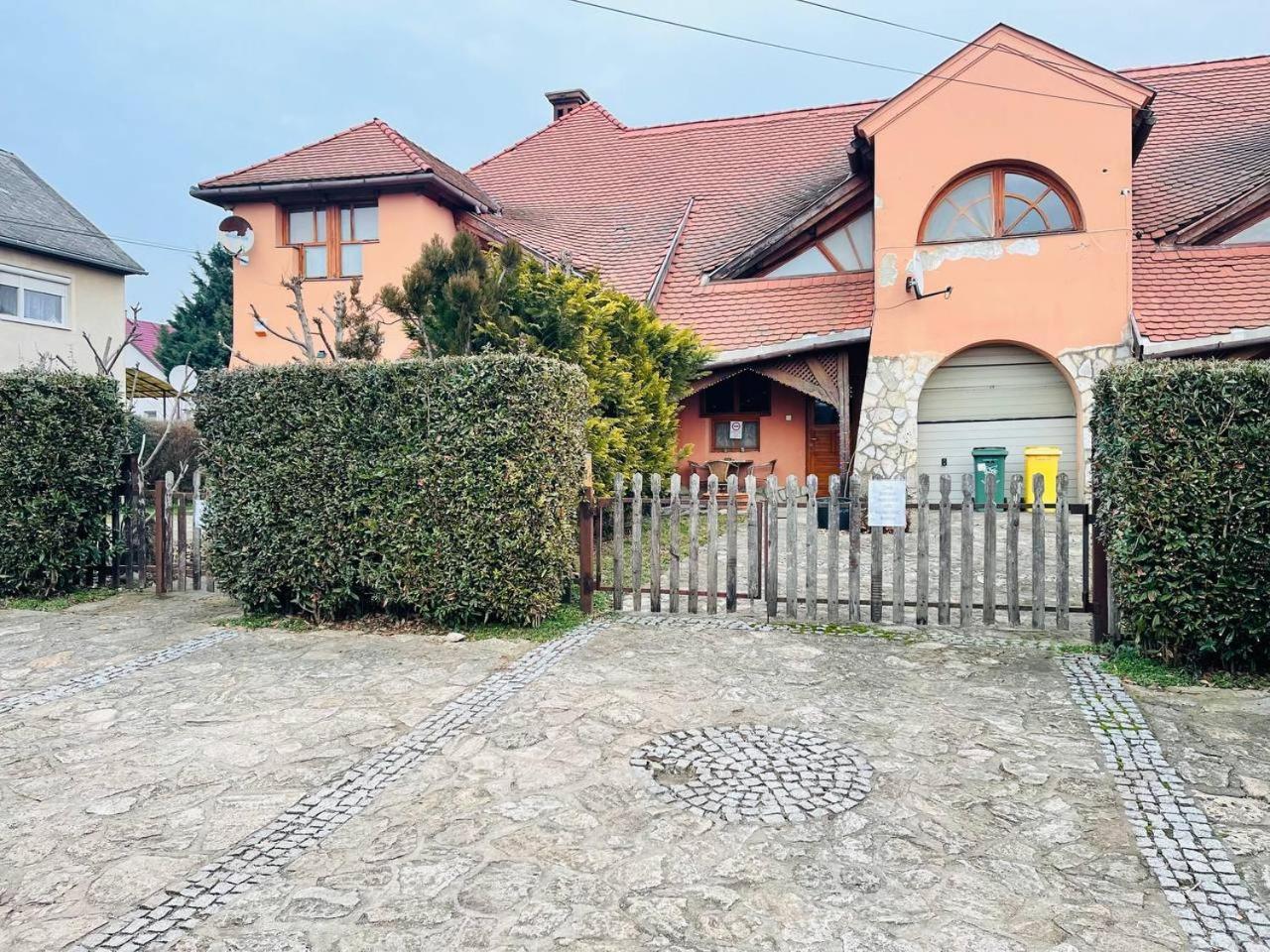 Greenpark Garden Villa Family Apartments Near Tokaj เซเรนช์ ภายนอก รูปภาพ